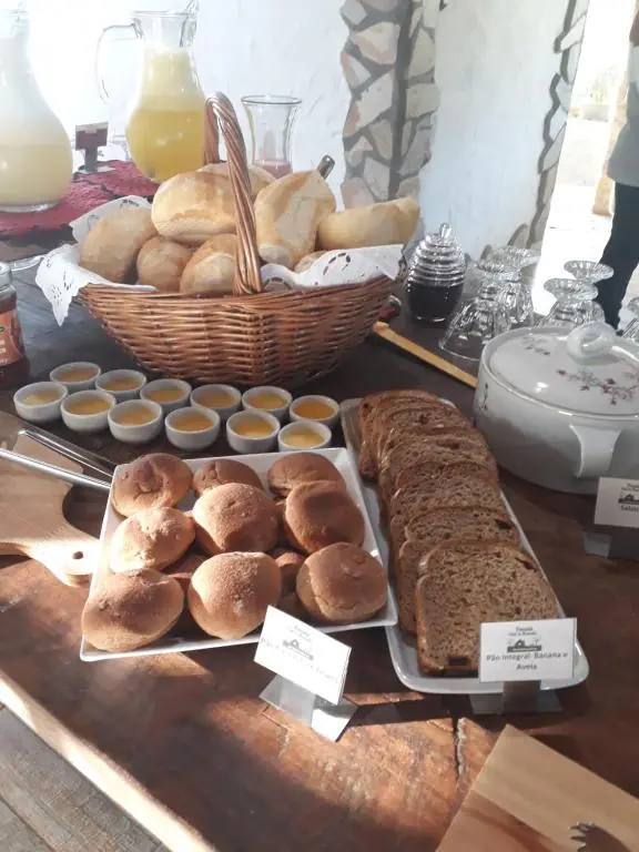 Cesta de pães, pão de queijo e pão integral de banana e aveia